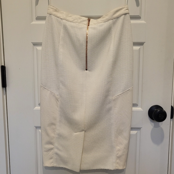 Chic Sheike white textured leather pencil skirt - Picture 2 of 6